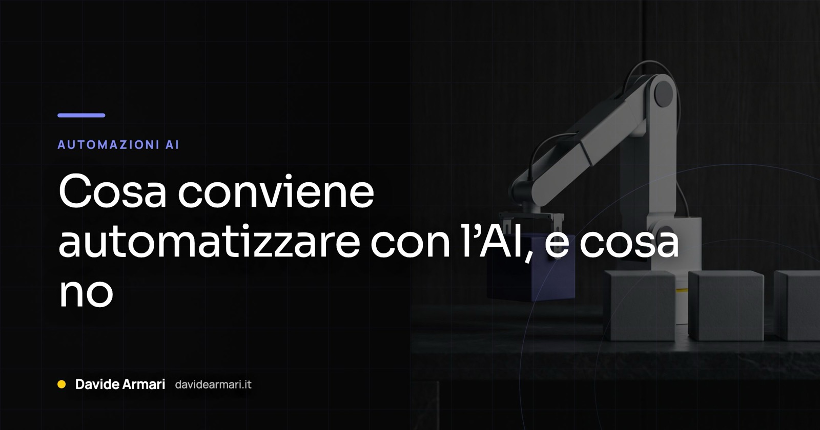 Cosa conviene automatizzare con l’AI, e cosa no. Braccio robotico da scrivania che sposta un cubo indaco fra cubi grigi