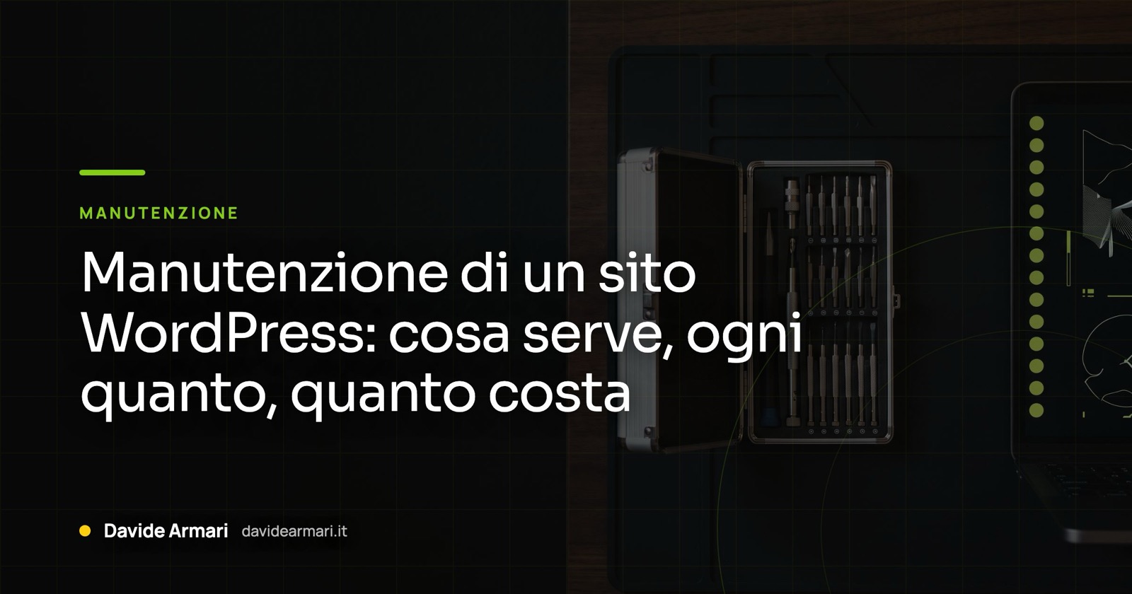Manutenzione di un sito WordPress: cosa serve, ogni quanto, quanto costa. Kit di cacciaviti di precisione accanto al portatile con i pallini di stato verde lime