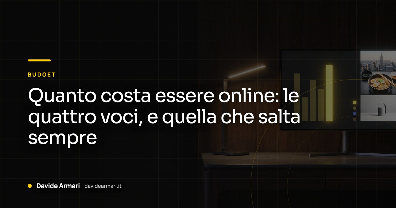 Quanto costa essere online: le quattro voci, e quella che salta sempre. Monitor con quattro colonne di barre, la quarta gialla, e una lampada da tavolo moderna