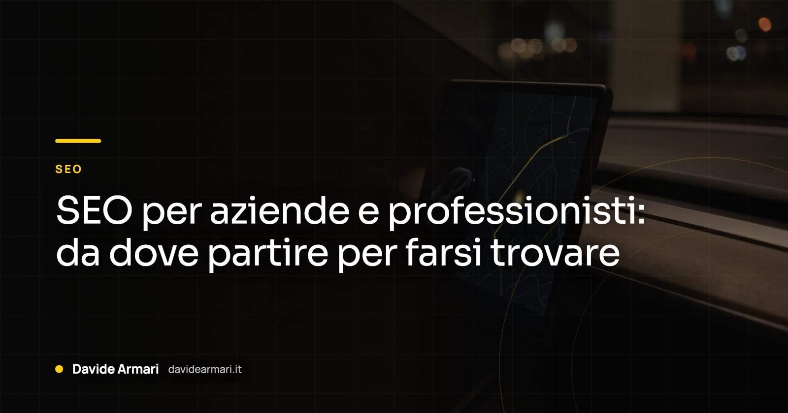 SEO per aziende e professionisti: da dove partire per farsi trovare. Lo schermo dell'auto, di sera, con la mappa e un percorso giallo fino a un segnaposto
