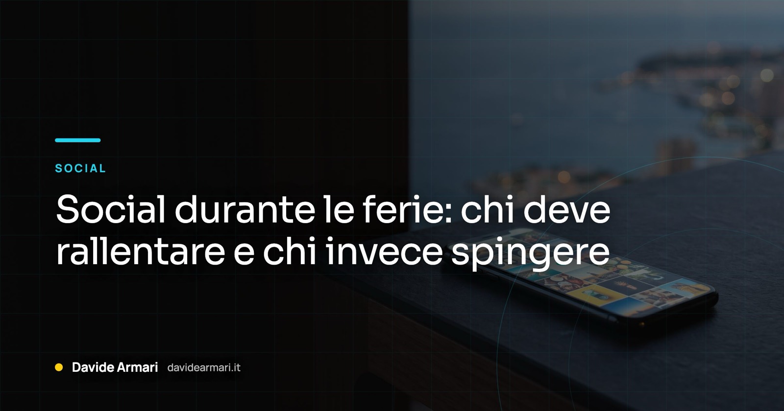 Social durante le ferie: chi deve rallentare e chi invece spingere. Telefono sul tavolino di una terrazza sul mare all'ora blu, con la griglia delle foto