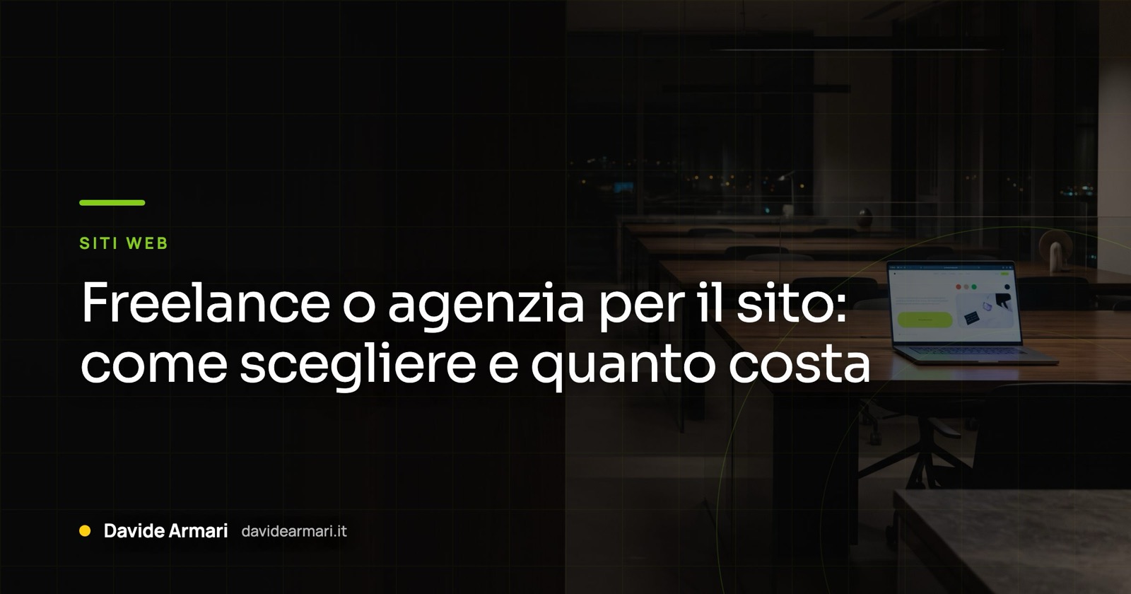 Freelance o agenzia per il sito: come scegliere e quanto costa. Open space di un'agenzia vuoto, con una sola scrivania accesa: un sito col pulsante verde lime